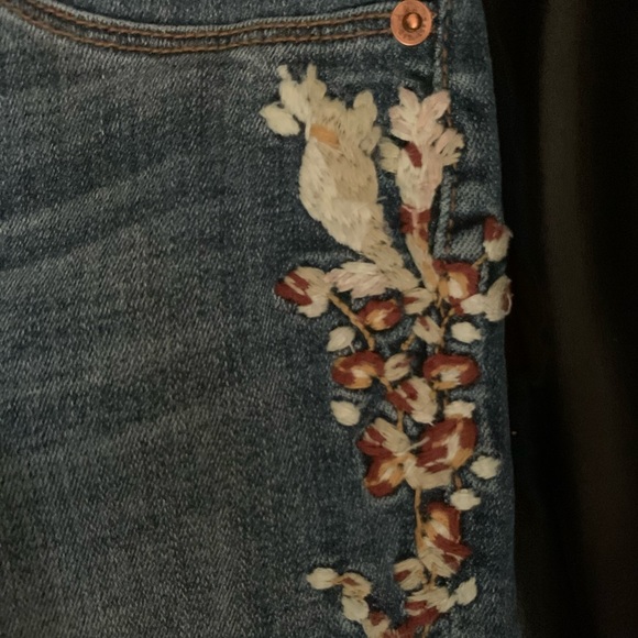 Abercrombie&Fitch Embroidered Low-Rise Ankle Jeans - Picture 6 of 7